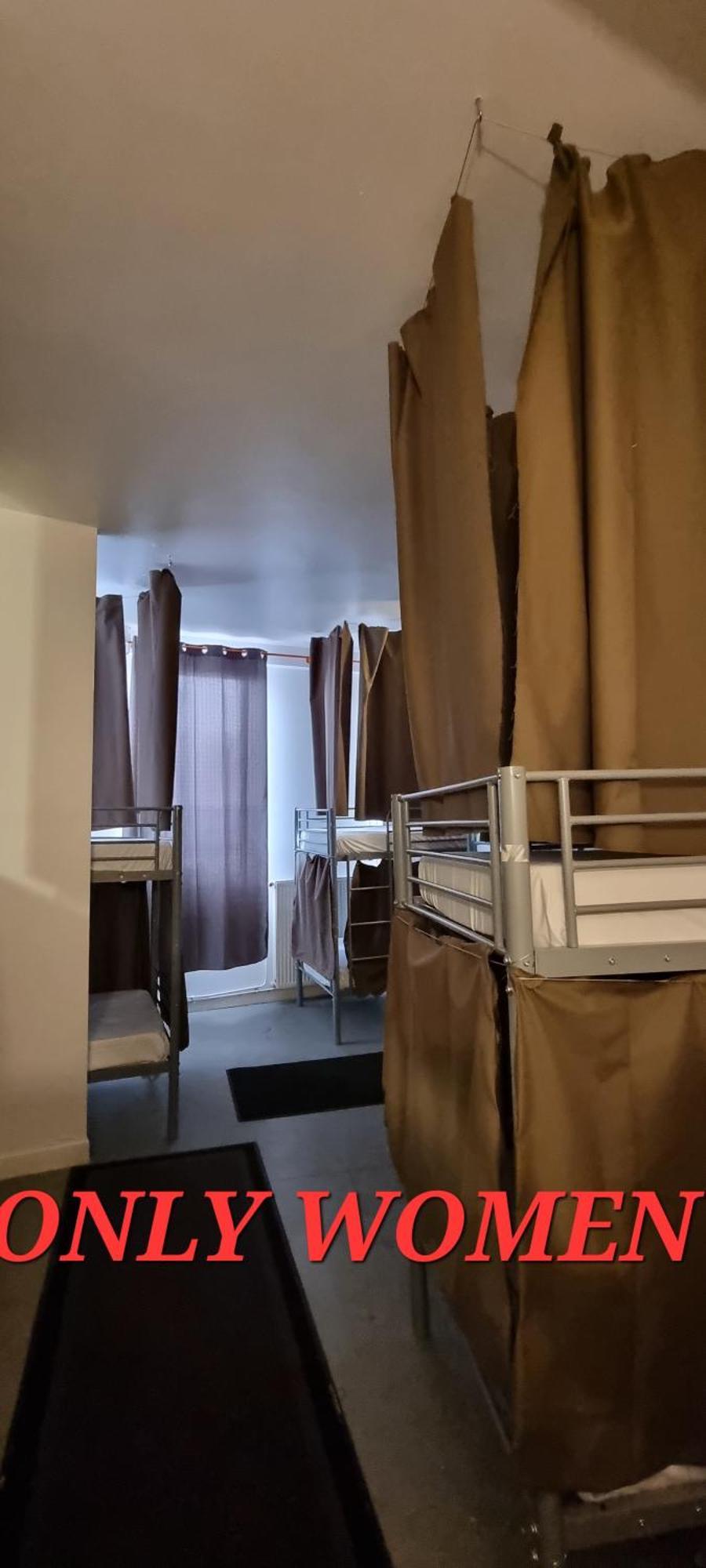 Einzelbett im Frauenschlafsaal